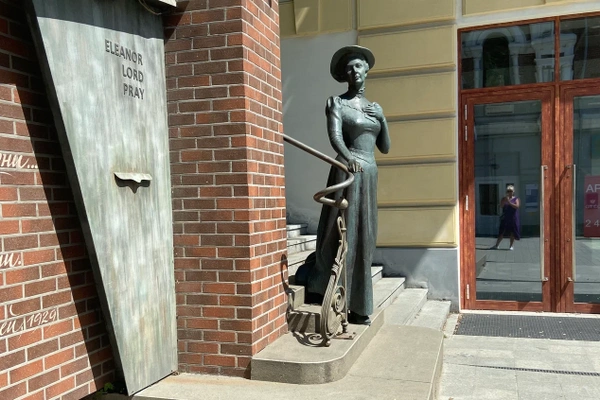Памятник Элеоноре Прей